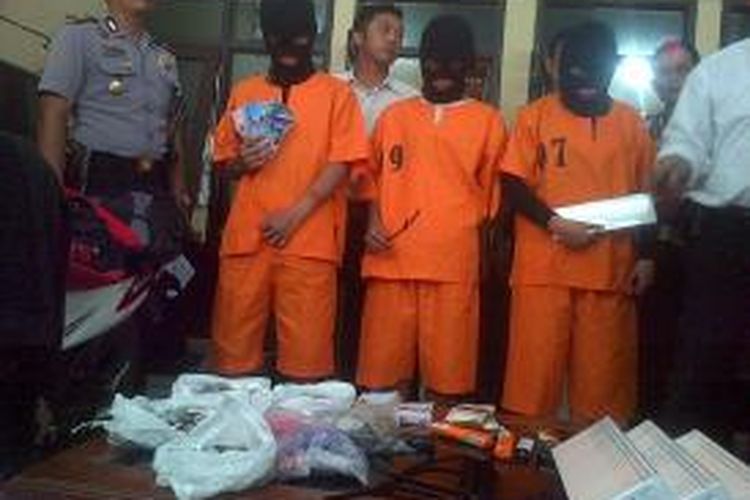 Jajaran Polsek Lengkong menangkap satu komplotan perampok spesialis minimarket 24 jam yang kerap beroperasi di wilayah Kota Bandung dan Sumedang pada Kamis (12/12/2013) lalu. Dalam komplotan tersebut, terdapat satu orang Ibu muda bernama RP (23). 