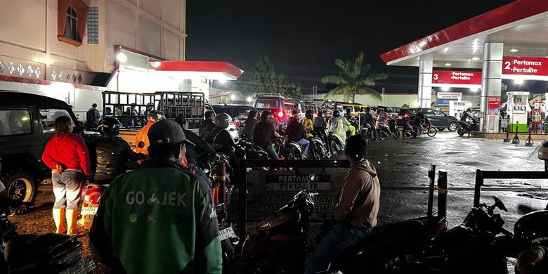 Situasi antrean pengisian Bahan Bakar Minyak (BBM) di Pematangsiantar, Sumatera Utara, Selasa (2/12/2025)