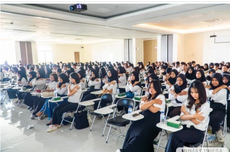 Pecahkan Rekor Muri, Ratusan Mahasiswa Unesa Ikuti Terapi "Butterfly Hug"