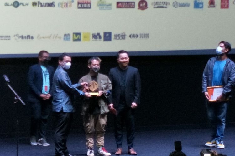 Sutradara film Dari Hal Waktu, Agni Tirta menerima tanda mata atas kemenangan kategori Direction Award dalam ajang Jakarta Film Festival, Minggu (21/11/2021)