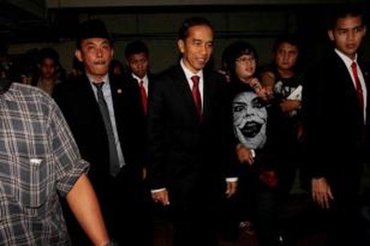 Gubernur DKI Jakarta Joko Widodo didampingi Ketua DPRD DKI Jakarta, Prasetyo Edi Marsudi saat akan menghadiri rapat paripurna pemaparan pandangan fraksi terkait pidato pengunduran diri Jokowi sebagai Gubernur Jakarta di gedung DPRD DKI Jakarta, Senin (6/10/2014).