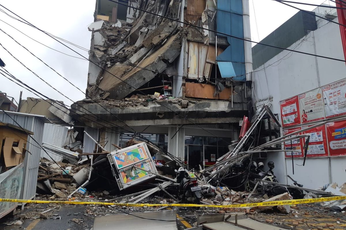 Gedung roboh di Jalan Brigjen Katamso, Kota Bambu Selatan, Palmerah, Jakarta Barat, Senin (6/1/2020) pagi.