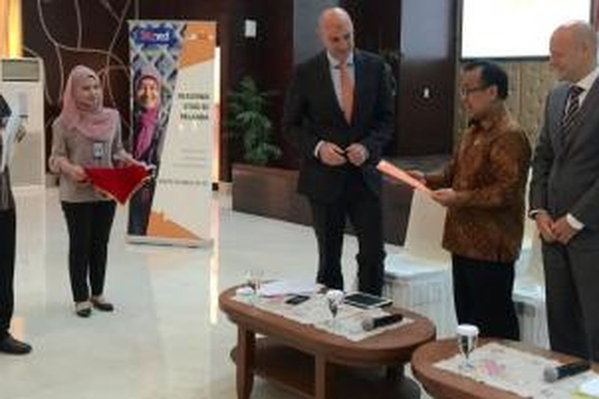 Menteri Sekretaris Negara Prof Pratikno dan Direktur Nuffic Neso Indonesia, Mervin Bakker, pada sesi pre-departure briefing di Jakarta, Rabu (21/10/2015). Mensesneg mengaku senang para staf di institusinya mendapatkan beasiswa dengan materi yang sesuai kebutuhan untuk pencapaian pemerintahan yang demokratis dan akuntabel.