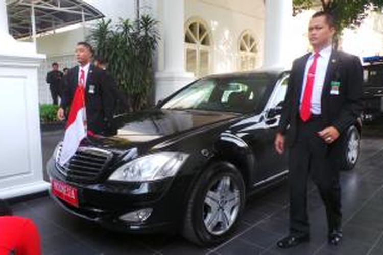 Anggota Pasukan Pengamanan Presiden (Paspampres) menjaga mobil Kepresidenan yang diparkir di kompleks Istana Negara, Jakarta, Senin (20/10/2014). Mobil ini akan digunakan Presiden Susilo Bambang Yudhoyono ke acara pelantikan presiden baru.