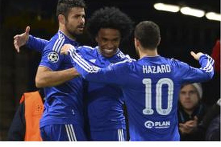 Gelandang Chelsea asal Brasil, Willian (tengah), melakukan selebrasi bersama striker Diego Costa (kiri) dan gelandang Eden Hazard, setelah mencetak gol kedua Chelsea ke gawang FC Porto pada pertandingan terakhir penyisihan Grup G Liga Champions di Stamford Bridge, Rabu (9/12/2015).