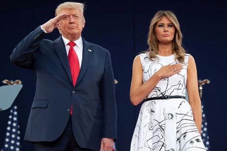 Melania Trump (kanan) ketika menghadiri perayaan Hari Kemerdekaan AS, Jumat (3/7/2020).