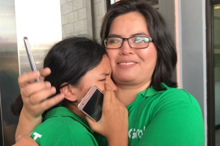 Saami dan sang putri bernama Azinta terharu karena dapat berfoto bersama Presiden Joko Widodo. Azinta diketahui mengidap penyakit kanker kelenjar getah bening.