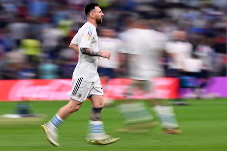 Penyerang Argentina Lionel Messi melakukan pemanasan menjelang dimulainya pertandingan sepak bola final Piala Dunia 2022 Qatar antara Argentina vs Perancis di Stadion Lusail di Lusail, Doha pada Minggu 18 Desember 2022.