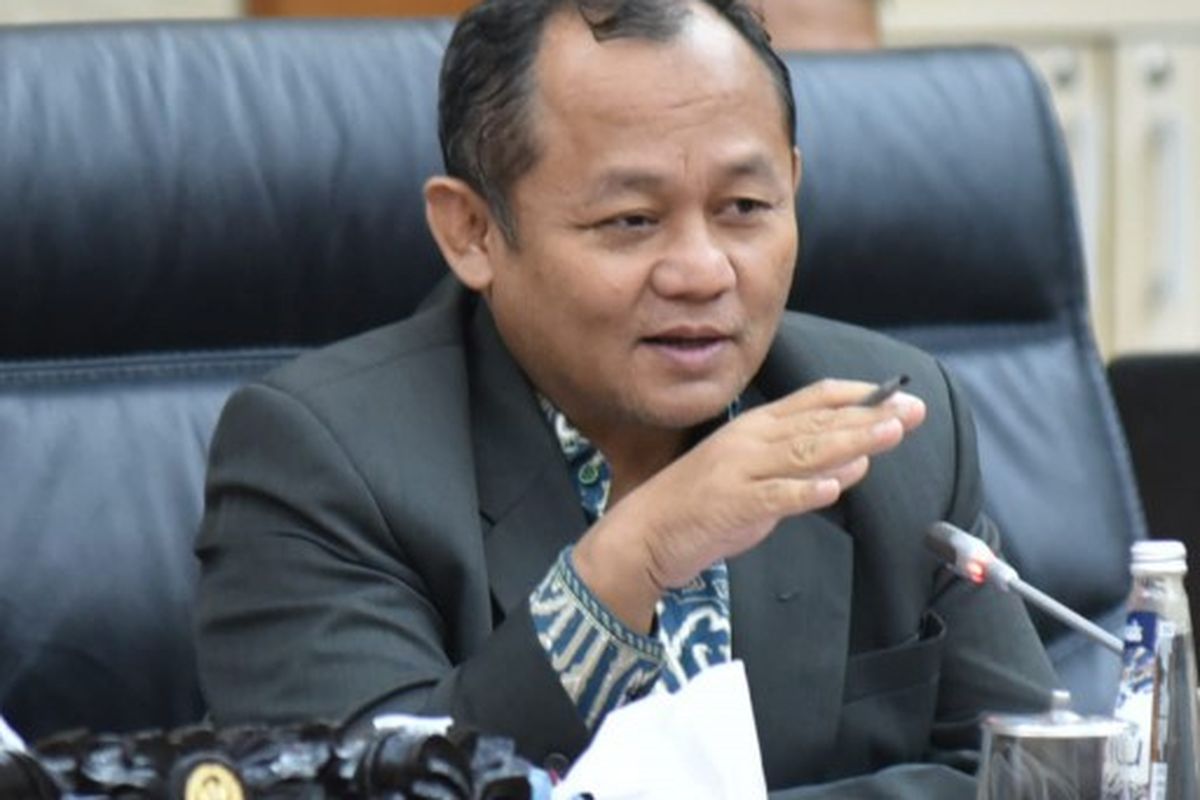 Wakil Ketua Komisi VI DPR RI Sarmuji saat Rapat Dengar Pendapat dengan Direktur PT Garuda Indonesia, di Gedung Nusantara I, Senayan, Jakarta, Senin (5/12/2022).