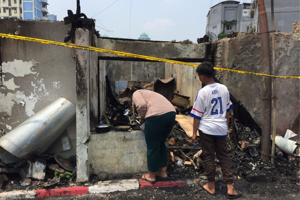 Suasana permukiman di RT 15 RW 06 Kelurahan Bendungan Hilir, Kecamatan Tanah Abang, Jakarta Pusat, yang sempat terbakar pada Sabtu (9/9/2017). Foto diambil pada Minggu (10/9/2017) siang.