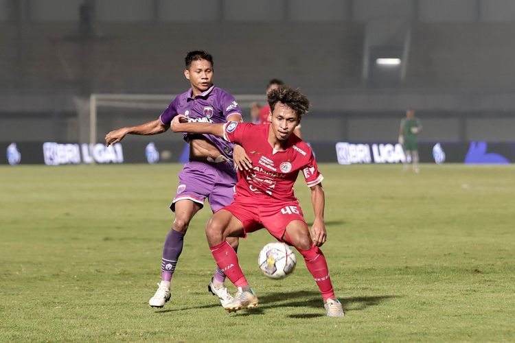 Pemain Persija Jakarta Osvaldo Haay dijaga ketat pemain Persita Tangerang saat pertandingan laga tunda pekan ke-23 Liga 1 2022-2023 di Stadion Indomilk Arena Tangerang, Selasa (28/3/2023) malam.