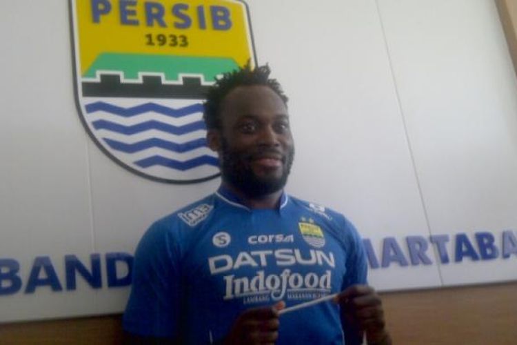 Michael Essien saat diperkenalkan manajemen Persib di Graha Persib, Jalan Sulanjana, Selasa (14/3/2017)