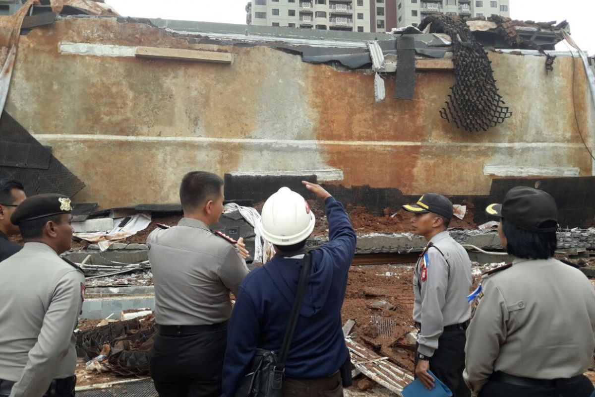 Tembok yang roboh di proyek Apartemen Pakubuwono Spring, Kebayoran Lama, Jakarta Selatan, Rabu (27/12/2017).