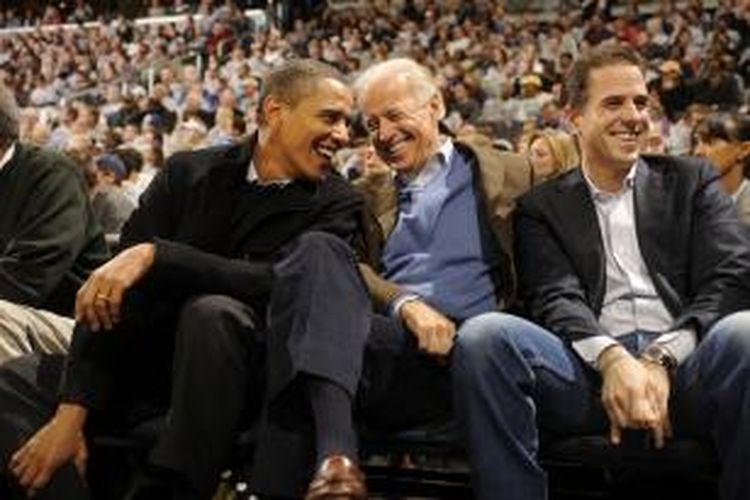 Presiden AS Barack Obama, Wapres Joe Biden dan putranya, Hunter Biden saat sedang menyaksikan sebuah pertandingan basket di Washington DC.