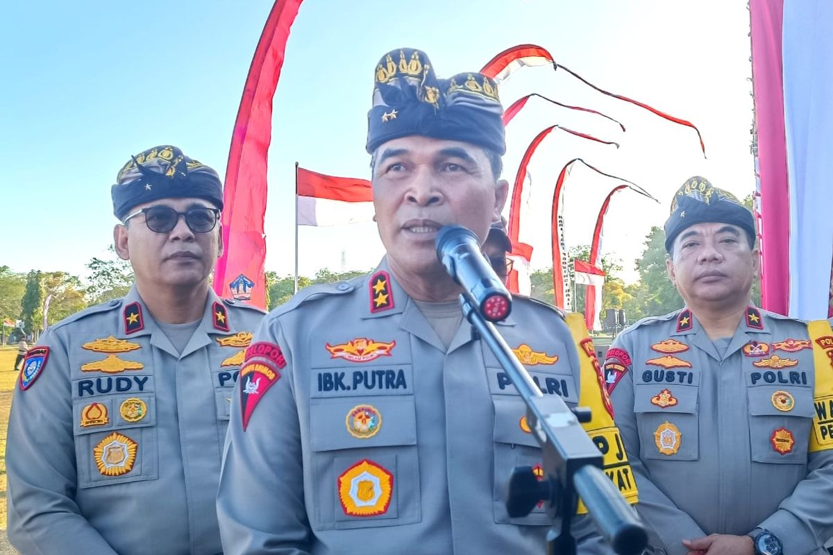 Kepala Kepolisian Daerah Bali, Inspektur Jenderal Polisi Ida Bagus Kade Putra Narendra saat mengukuhkan 3.956 polisi Banjar di Lapangan Niti Mandala, Renon, Denpasar, Bali, pada Kamis (10/8/2023). Kompas.com/ Yohanes Valdi Seriang Ginta