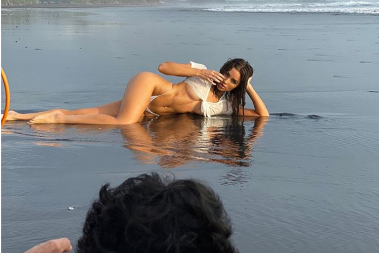 Olivia Culpo berpose di salah satu pantai di Bali