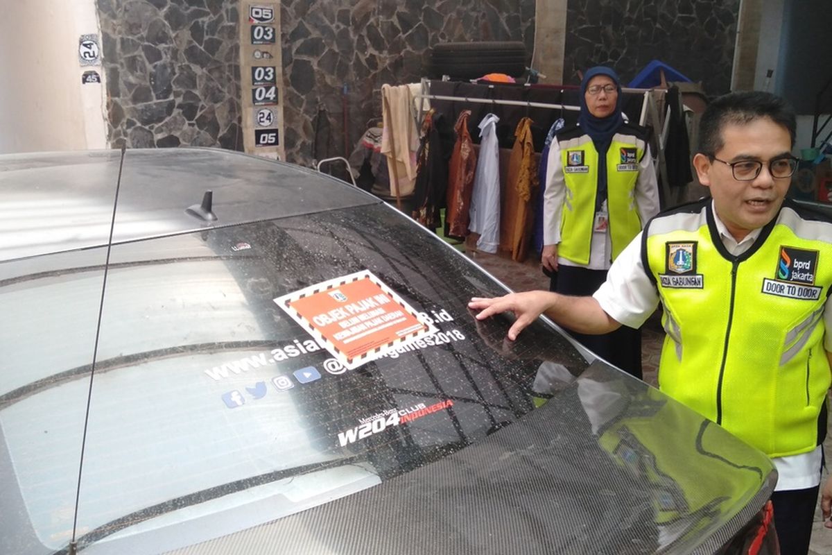 Mobil Mercedes Benz di Jakarta Selatan ditempel stiker tanda penunggak pajak, Rabu (11/12/2019)