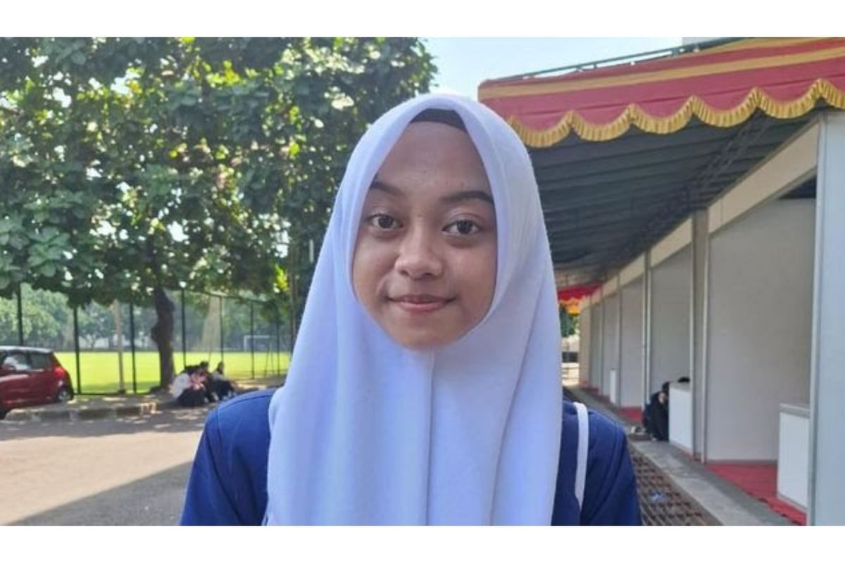 Novi Putri Rachmawati, mahasiswa termuda UNY yang berusia 15 tahun. 