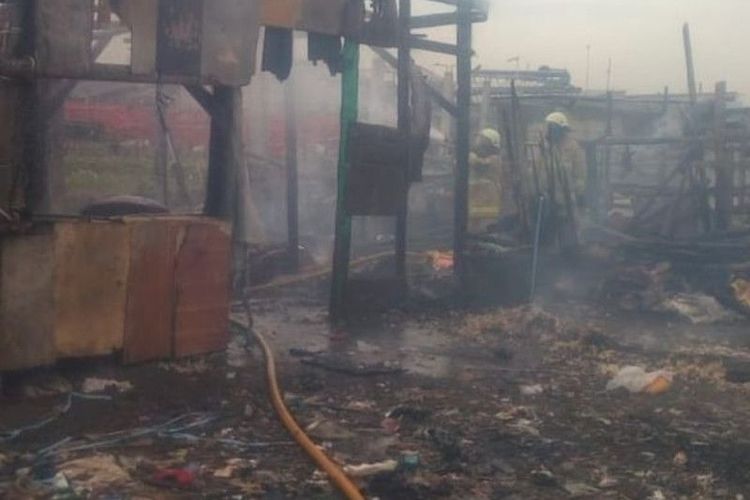 Tangkapan layar bangunan semipermanen (bedeng) di Kalibaru, Cilincing, Jakarta Utara terbakar oleh api yang diduga merambat dari tumpukan sampah karena ada puntung rokok yang dibuang pada Kamis (16/6/2022). ANTARA/ Instagram/ humasjakfire/ Abdu Faisal