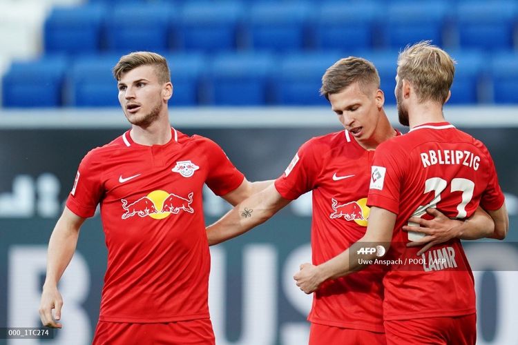 Gelandang Leipzig Dani Olmo (tengah) merayakan gol pembuka dengan Timo Werner (kiri) dan gelandang Leipzig Konrad Laimer dalam pertandingan Bundesliga Jerman antara Hoffenheim vs RB Leipzig pada 12 Juni 2020 di Sinsheim, Jerman.