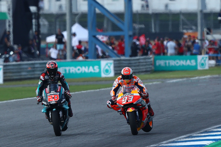 Marc Marquez (kiri) sempat bersaing dengan Fabio Quartararo (kanan) dalam bala[pan MotoGP seri Thailand pada hari Minggu (6/10/2019)