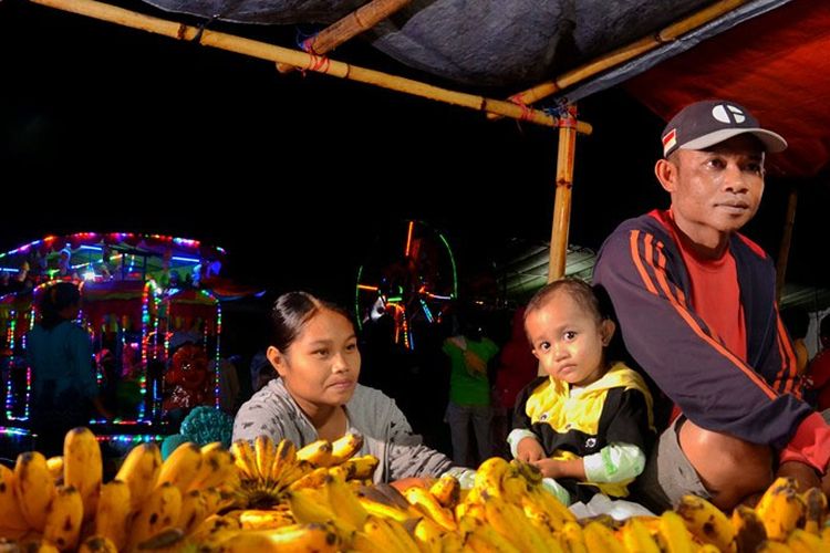 Seorang penjual pisang di Lapangan Porbat Batudaa pada tradisi hui lo kunu atau malam kunut saat pertengahan Ramadan. Tradisi ini turun-temurun dari awal abad 20 di Desa Payunga Kecamatan Batudaa Kabupaten Gorontalo.