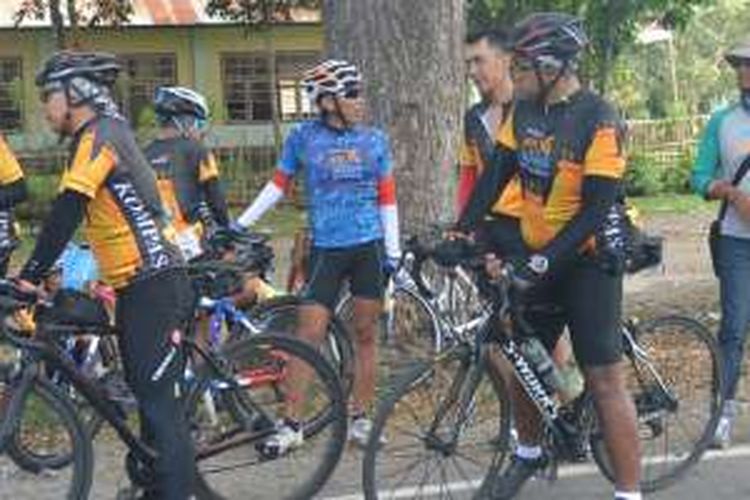 Sejumlah peserta Jelajah Sepeda Kompas Flores-Timor istirahat di kawasan Waerana, Kelurahan Ronggakoe, Kecamatan Kota Komba, Manggarai Timur, Flores, NTT, Minggu (14/8/2016). Mereka melepas lelah untuk memulihkan tenaga dengan berbagai suguhan makanan dan minuman ringan yang disiapkan panitia Jelajah Sepeda Kompas Flores-Timor.