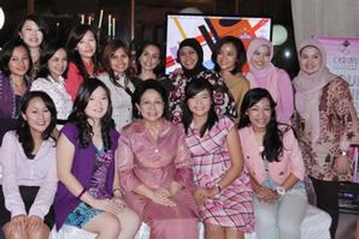 Dr Martha Tilaar berbagi pengalaman bersama finalis Young Caring Profesional Award (YCPA) 2011.