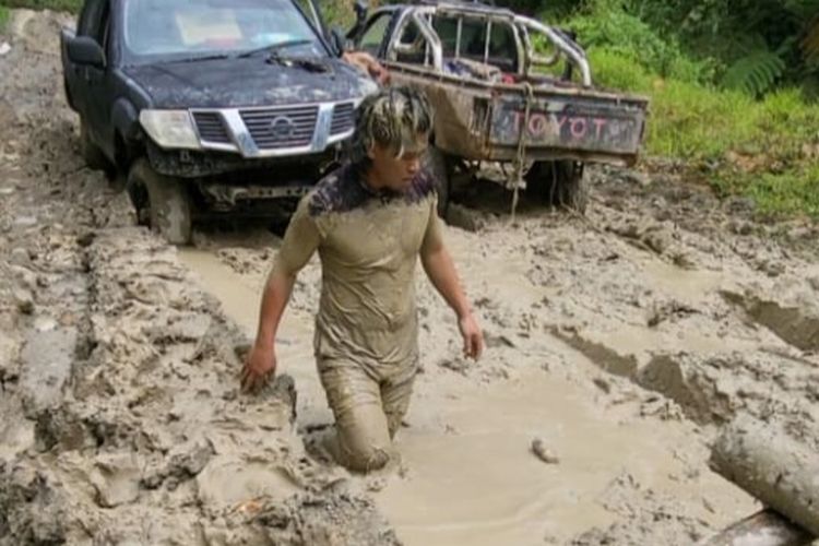 Jalanan Hancur, Masyarakat Menginap di Hutan dalam Kondisi Badan Berlumpur