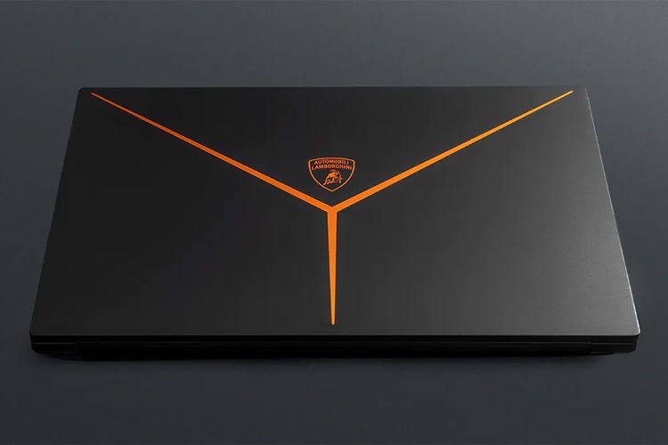 Desain bagian lid di punggung Razer Blade 16 Lamborghini Edition 