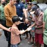 Ditemani Jan Ethes, Jokowi Bagi-bagi Bantuan Sembako dan Uang di 3 Pasar Kota Solo