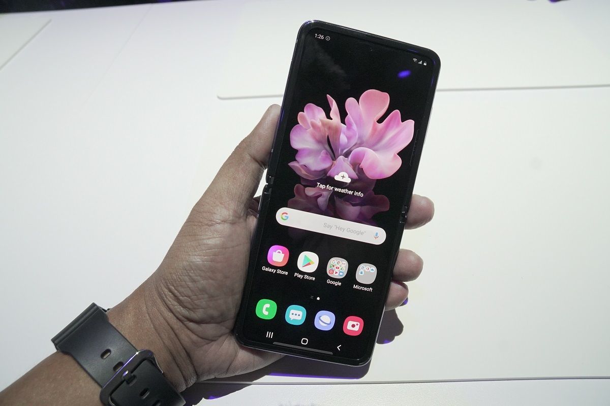 Layar Samsung Galaxy Z Flip ketika dibentangkan berukuran 6,7 inci. 