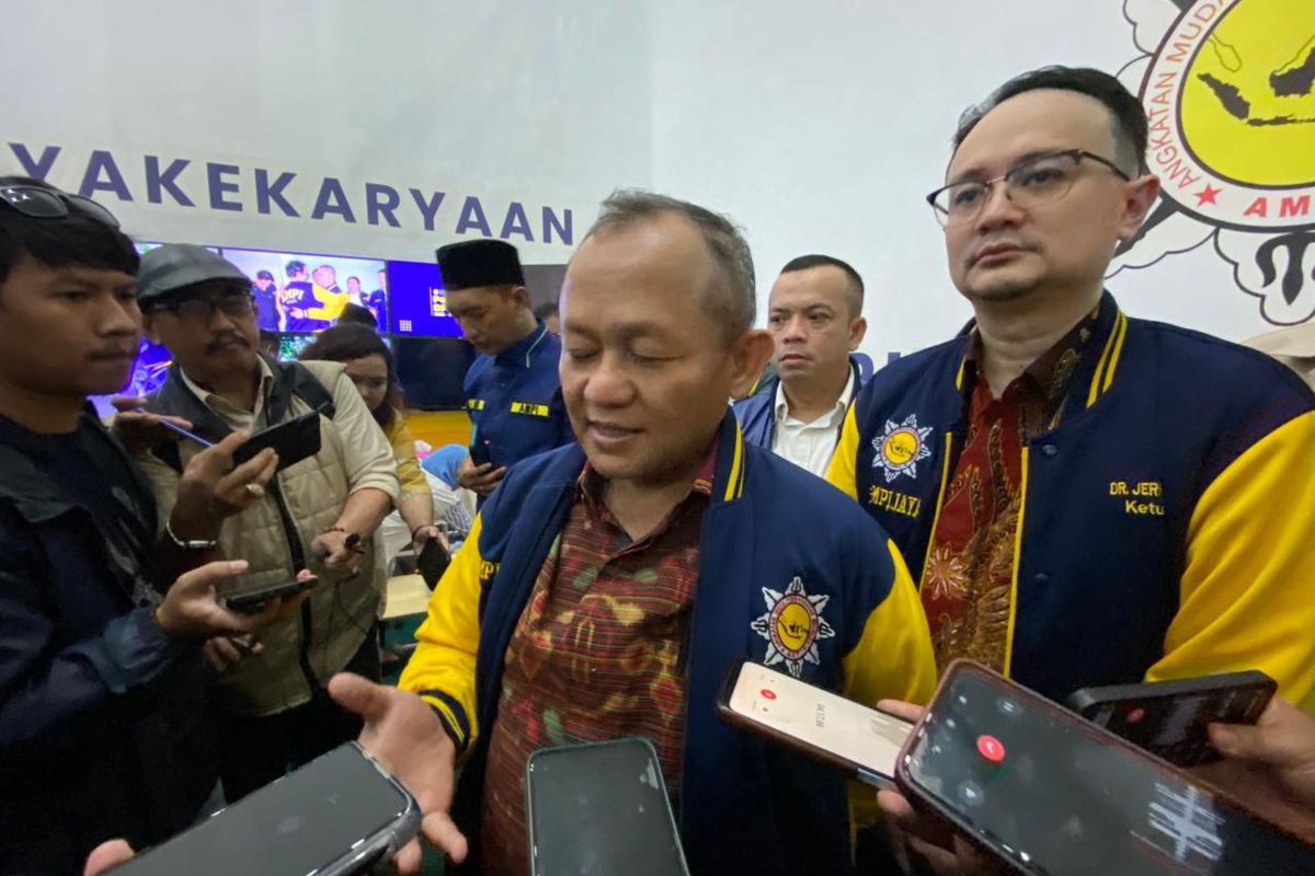 Sekretaris Jenderal (Sekjen) Partai Golkar Muhammad Sarmuji (tengah) dan Ketua Umum (Ketum) AMPI Jerry Sambuaga saat peresmian media center Angkatan Muda Pembaharuan Indonesia (AMPI) di kawasan Menteng, Jakarta Pusat, Rabu (28/5/2025).