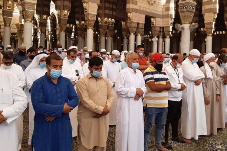 Suasana salat di Masjid Nabawi, Madinah. Saf rapat seiring dengan pencabutan social distancing.