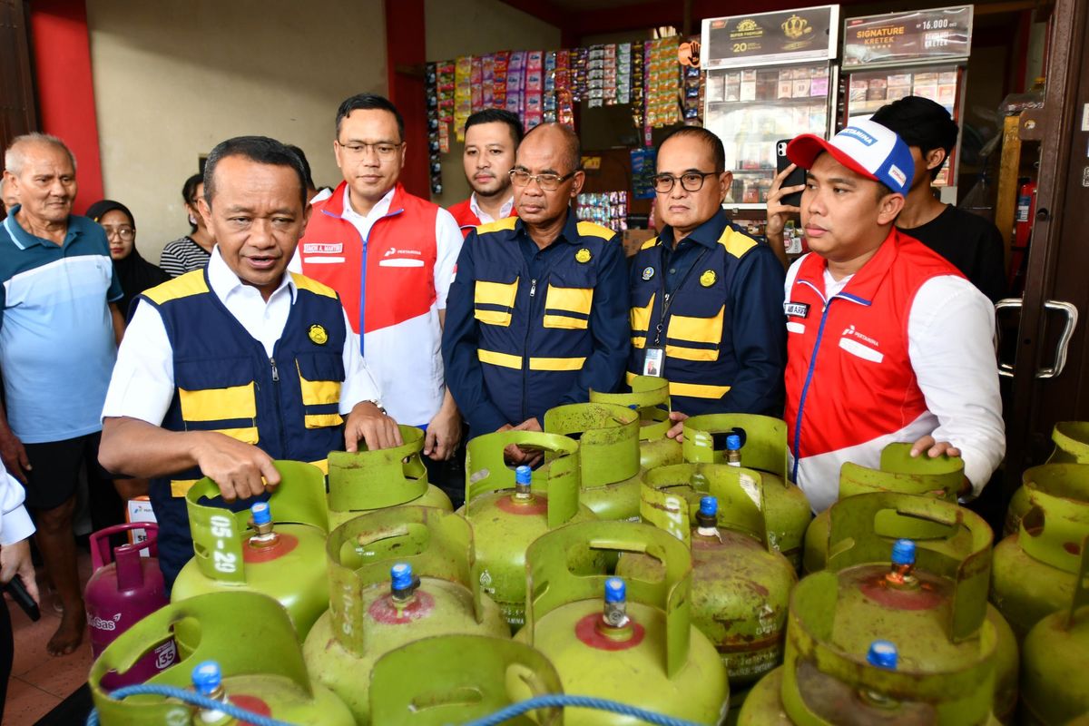 Menteri ESDM Bahlil Lahadalia didampingi Direktur Utama Pertamina Simon Aloysius Mantiri melakukan pengecekan LPG 3 Kg saat kunjungan kerja Menteri ESDM Satgas Ramadhan dan Idul Fitri 2025 di Pangkalan LPG 3Kg Tri Mutiningsih, Kebon Agung, Surabaya, Selasa (25/3/2025)
