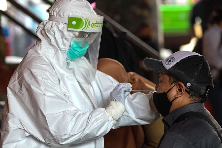 Petugas medis Dinas Kesehatan Kota Bogor melakukan swab test Covid-19 di Pasar Bogor, Selasa (12/5/2020). Seorang pedagang dinyatakan positif Corona setelah mengikuti rapid test Covid-19 massal yang digelar Badan intelijen Negara (BIN) di Pasar Bogor kemarin.