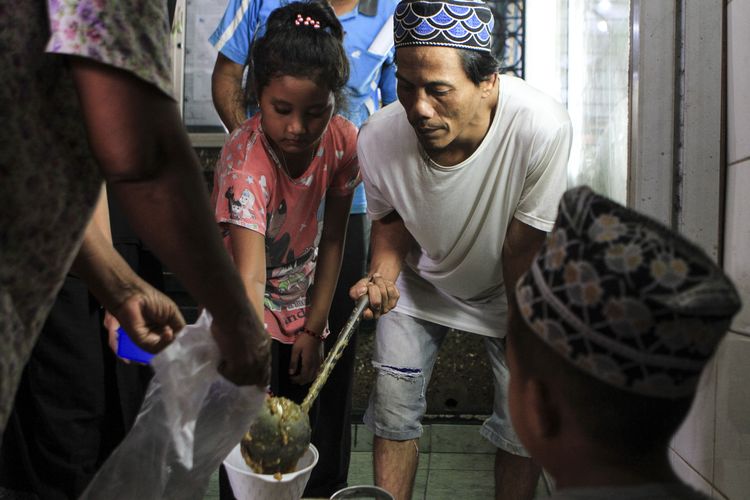Warga mengantre untuk mendapatkan bubur syuro yang dibagikan secara gratis selama ramadhan di Masjid Al Mahmudiyah Suro atau Suro di Jalan Ki Gede Ing Suro, Kelurahan 30 Ilir, Kecamatan Ilir Barat II, Palembang, Sumatera Selatan.