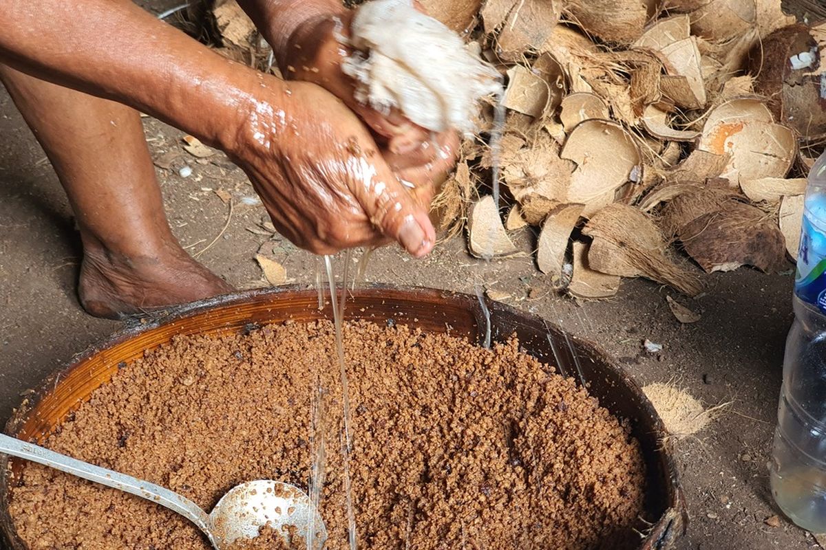 Tumi Pembuat Minyak Kelapa di Gunungkidul Rabu (23/2/2022)