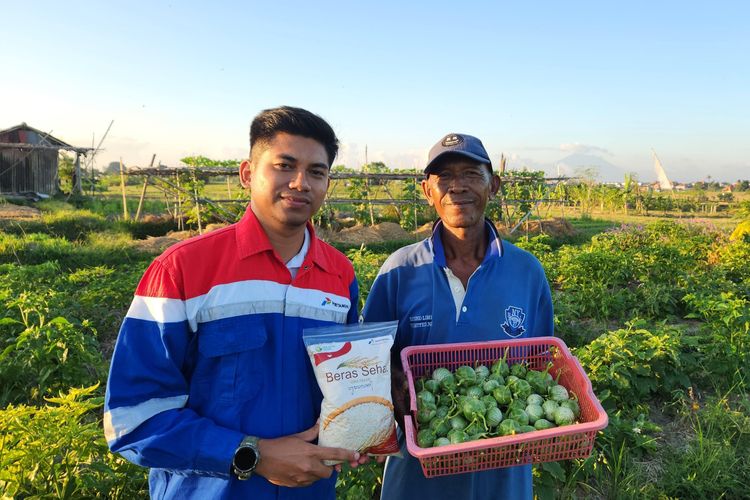 Petani dan Insan Pertamina menunjukkan hasil pertanian di Desa Uma Palak Lestari, Kelurahan Peguyangan, Denpasar Utara, Bali.