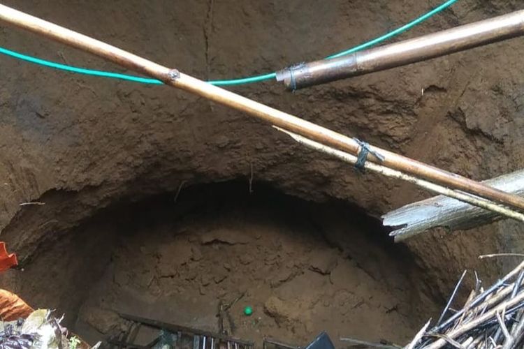 Lubang misterius sedalam 6 meter dan lebar 3 meter muncul ditengah pemukiman warga di desa Donorejo, Kecamatan Kaligesing, Purworejo, Jawa Tengah. 