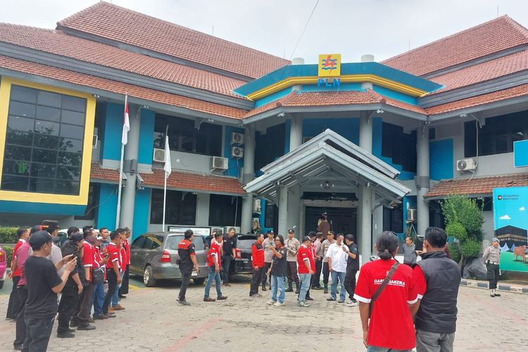 Sering Terjadi Pemadaman, Puluhan Warga Datangi ULP PLN Situbondo