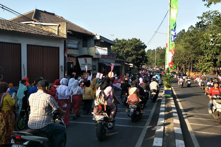 Ada Pawai Warga, Arus Lalu Lintas di Jalan Jenderal Pol R.S Soekanto, Pondok Kopi, Kecamatan Duren Sawit, Jakarta Timur Tersendat, Minggu (18/8/2019).