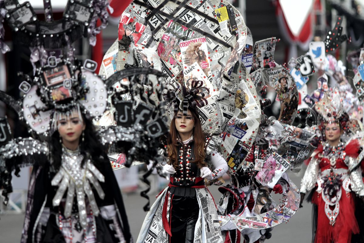 Peserta mengikuti Jember Fashion Carnaval (JFC) 2024 ke-22 di Jember, Jawa Timur.