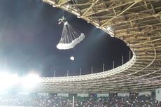 Penerjun Payung yang Tersangkut di Atap Stadion GBK Berhasil Diselamatkan