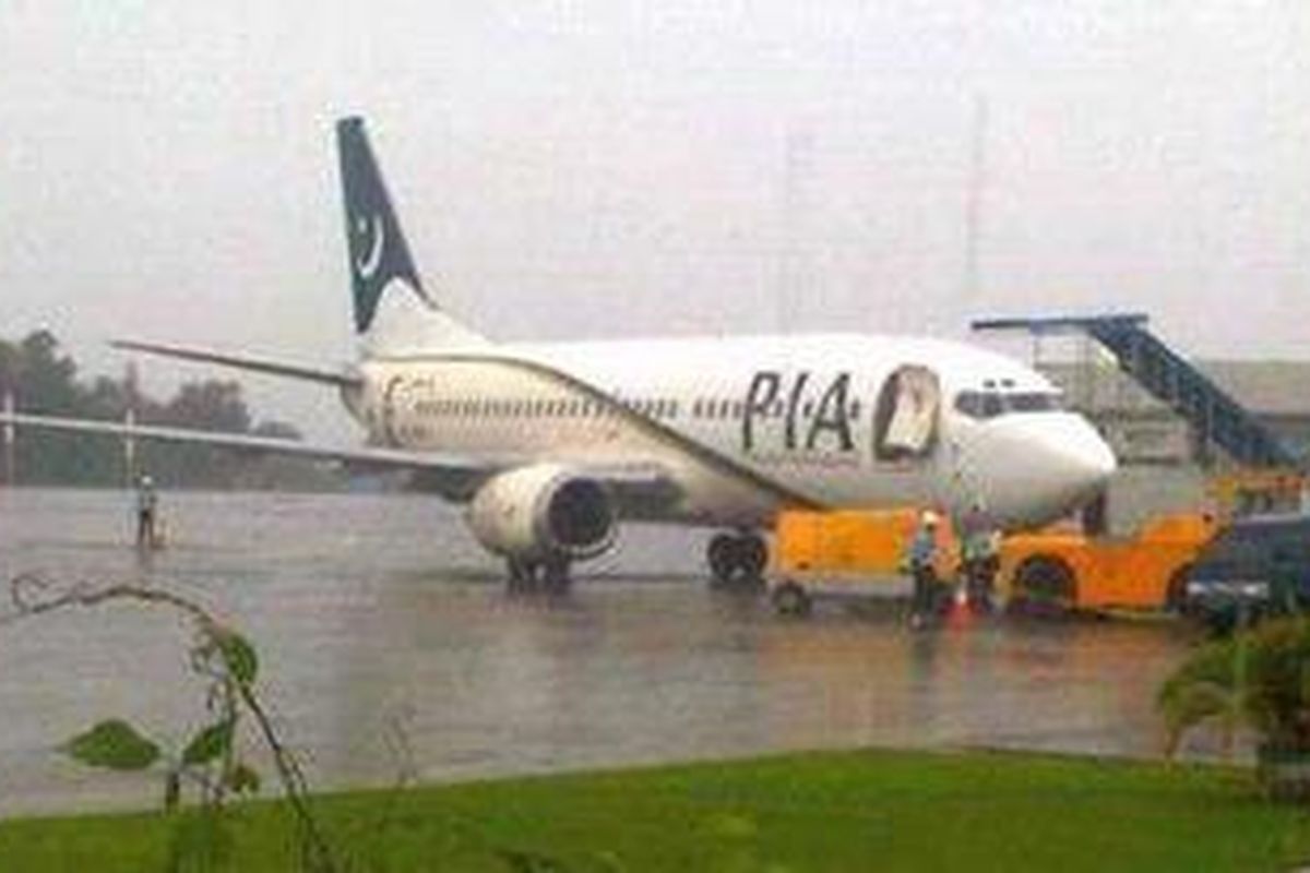 Pesawat milik Pakistan International Airlines dipaksa mendarat di Makassar, Senin (7/3/2011) karena melintas udara Indonesia secara ilegal.