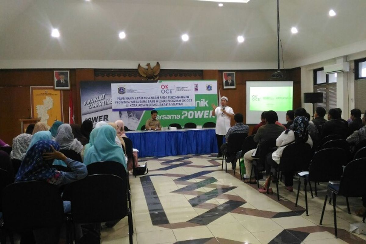 Suasana pelatihan dan pembinaan kewirausahaan melalui program OKE OCE di Kantor Kecamatan Kebayoran Lama, Senin (27/11/2017).