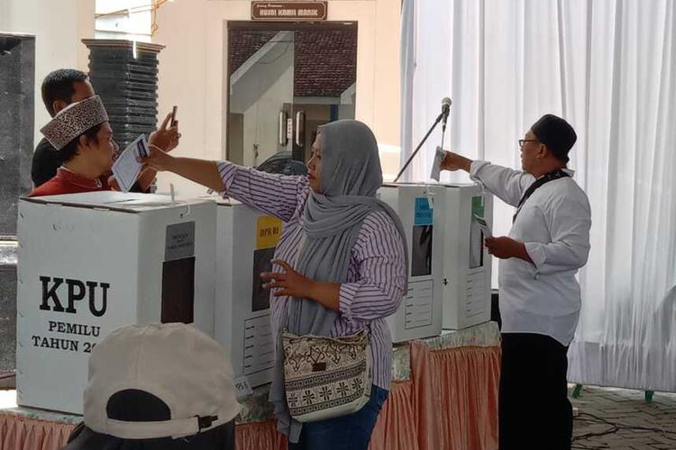 Apa itu DP4 dalam Pemilu? | Simulasi pemungutan dan penghitungan suara di TPS, di halaman Kantor KPU Kabupaten Jombang, Rabu (31/1/2024).
