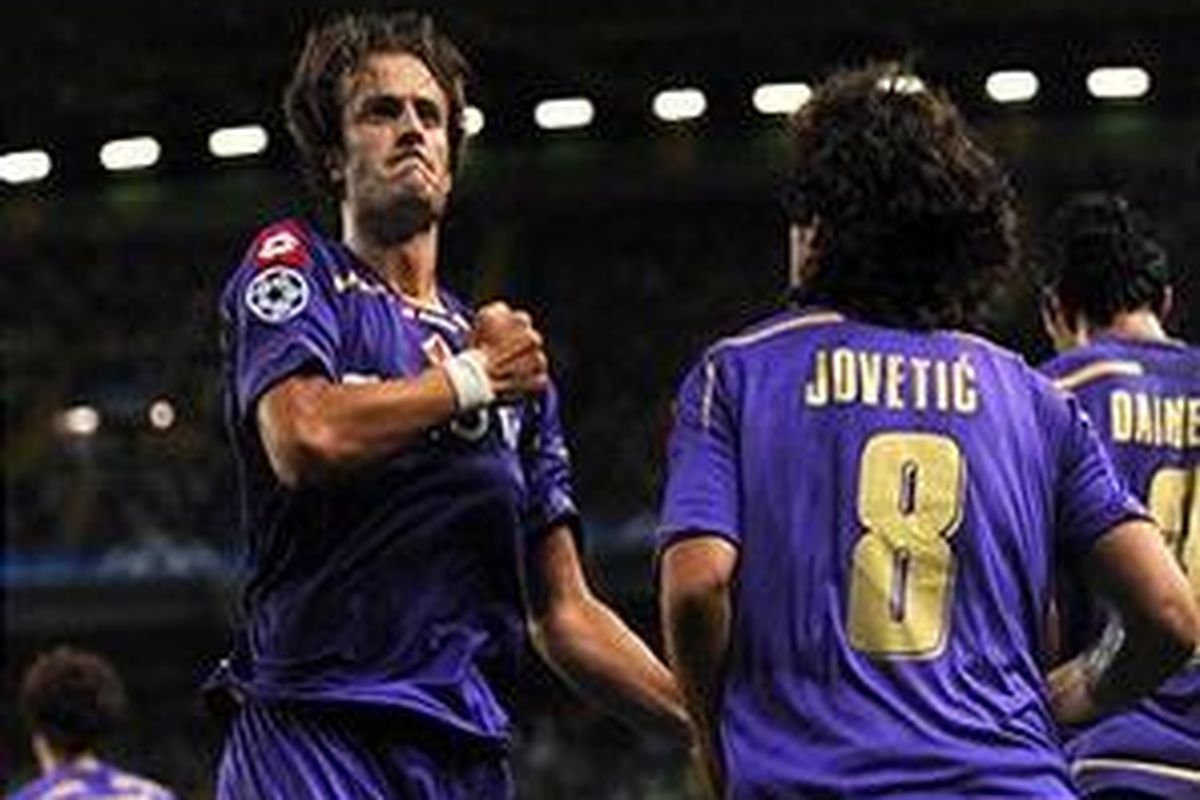 Alberto Gilardino (kiri) menepuk dada setelah mencetak gol penyama kedudukan 2-2 saat Fiorentina lawan Sporting Lisbon di Liga Champions.