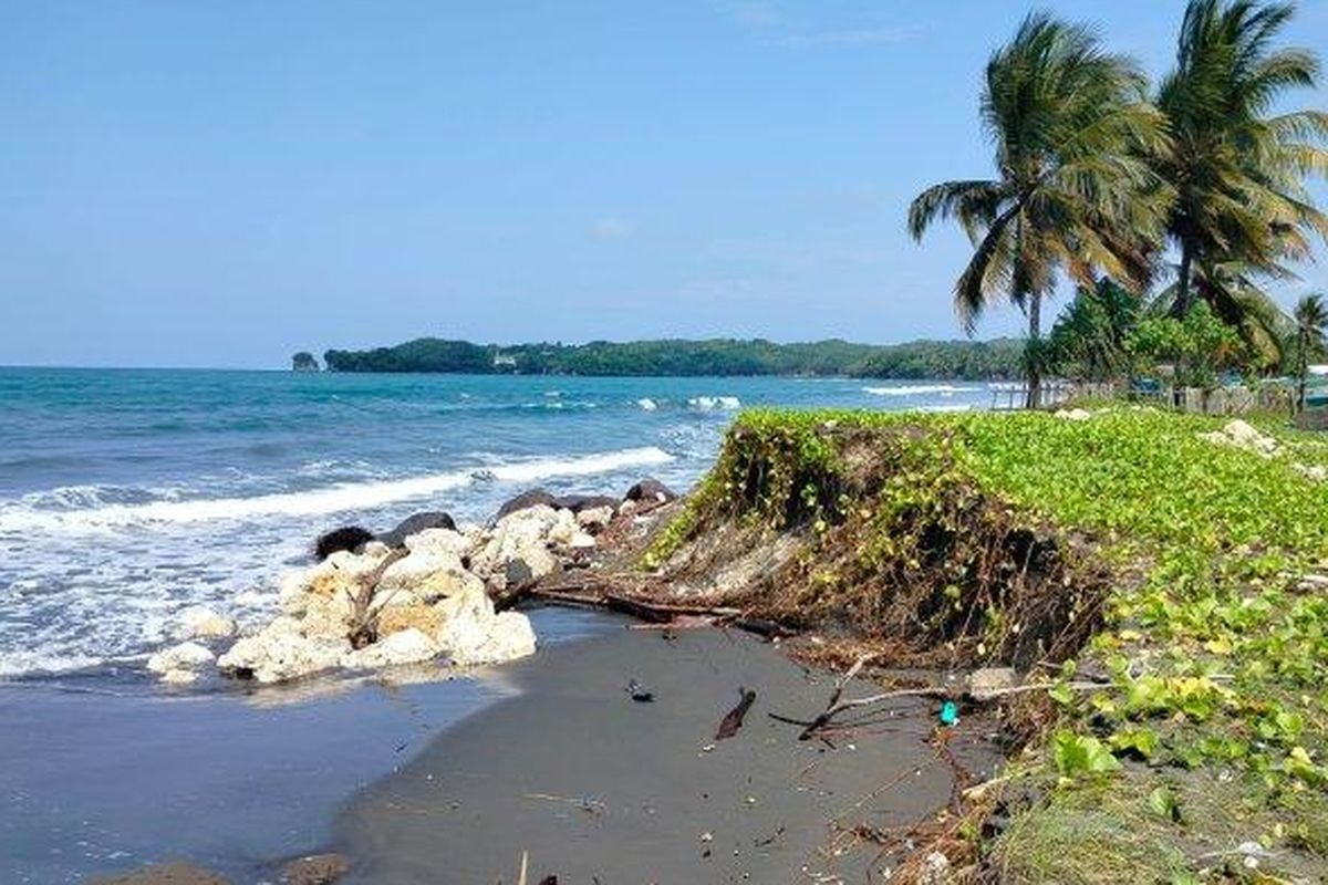 Kondisi bibir pantai di Batu Karas Pangandaran yang mengalami abrasi tergerus air laut pasang.