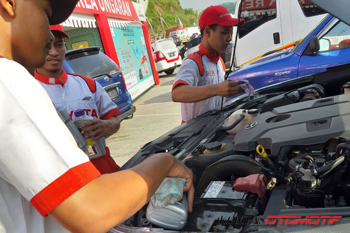 Cek cairan penting di mobil usai mudik